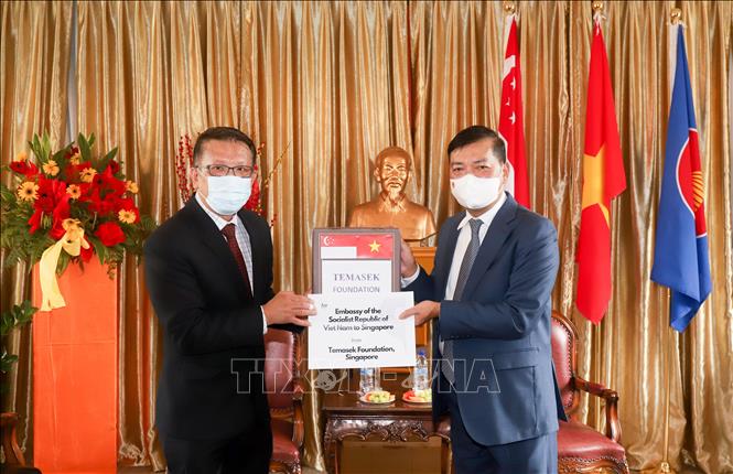 Temasek Foundation donates ventilators and protective equipment to Vietnam